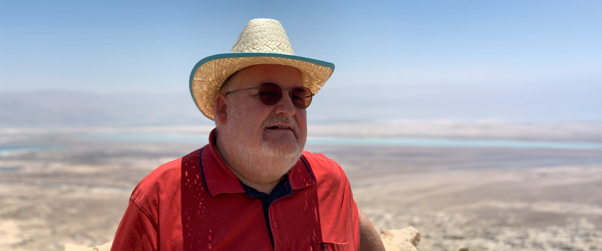 Wolf-Dieter Geißler mit Strohhut an einem Aussichtspunkt im Ausland